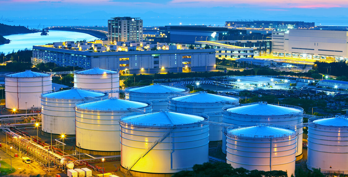 © leungchopan - stock.adobe.com Oil tank during sunset | © leungchopan - stock.adobe.com
