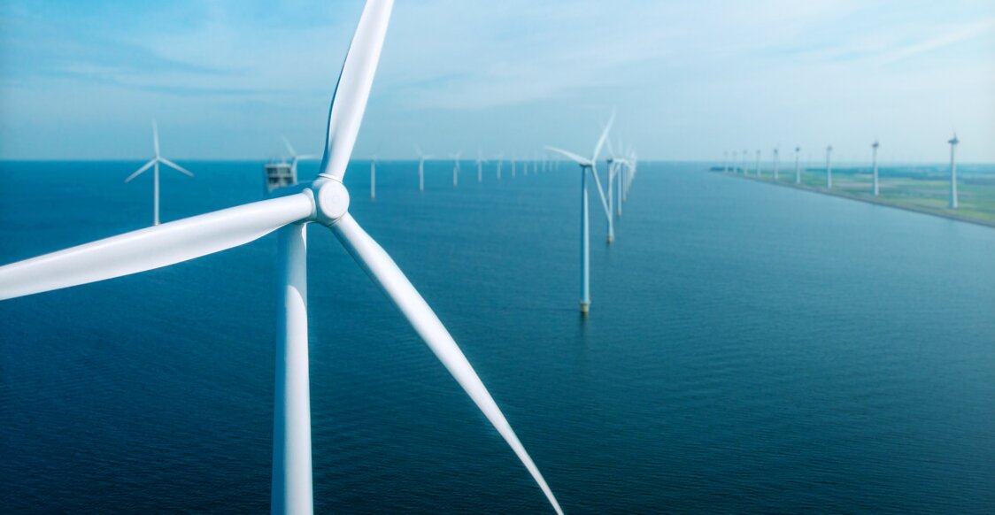 © Fokke Baarssen - stock.adobe.com windmill farm renewable energy, green energy with windmill park in ocean and land | © Fokke Baarssen - stock.adobe.com