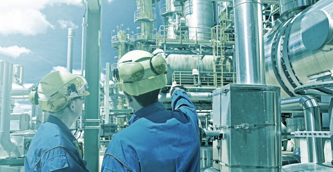 © industrieblick - stock.adobe.com chemical industry plant - workers in work clothes in a refinery with pipes and machinery | © industrieblick - stock.adobe.com