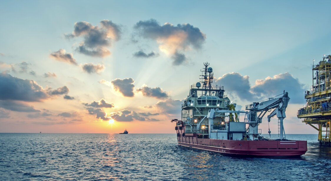 © botulinum21 - stock.adobe.com supply boat offshore in sunset | © botulinum21 - stock.adobe.com