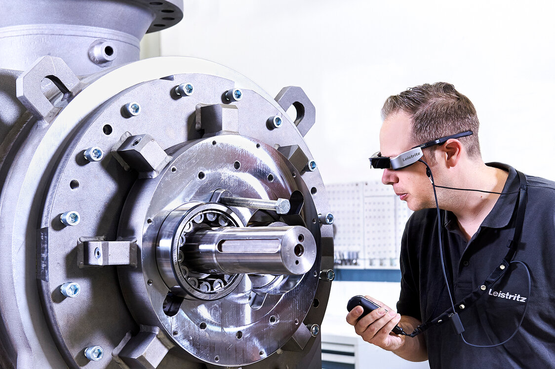 © Leistritz AG Leistritz Mitarbeiter mit Smartglasses überprüft eine Pumpe | © Leistritz AG