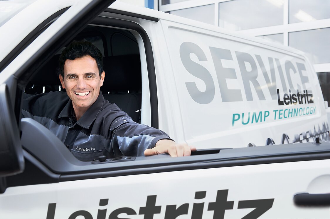 © Leistritz AG Leistritz Servicemitarbeiter fährt mit einem Serviceauto los | © Leistritz AG