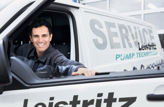 © Leistritz AG Leistritz Servicemitarbeiter fährt mit einem Serviceauto los | © Leistritz AG