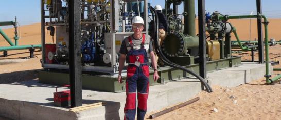 © Leistritz AG Leistritz Mitatbeiter steht vor einer fertigen Pumpe in der Wüste | © Leistritz AG