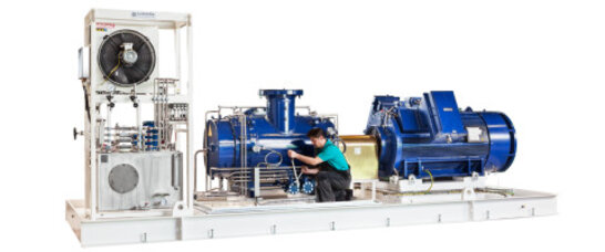 © Leistritz AG Leistritz worker in front of a large pump | © Leistritz AG